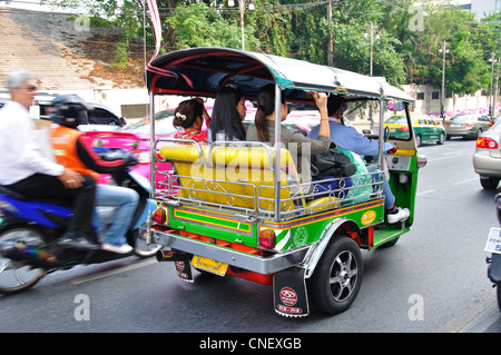 Tuk-tuk taxi diving in traffic, Samphanthawong District, Bangkok, Thailand Stock Photo