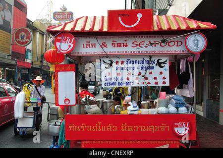 Street seafood stall, Yaowarat Road (Chinatown), Samphanthawong District, Bangkok, Thailand Stock Photo