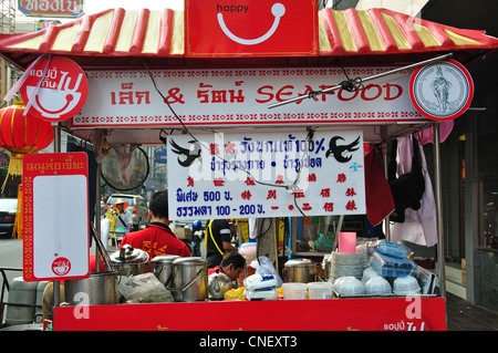 Street seafood stall, Yaowarat Road (Chinatown), Samphanthawong District, Bangkok, Thailand Stock Photo