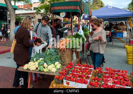 Buying and selling fresh organic produce at the Santa Barbara (California) Farmers Market Stock Photo