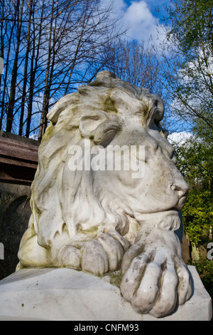 Lion statue on grave of Frank Bostock (lion tamer). Abney Park Cemetery, Stoke Newington, Hackney, London, England, UK Stock Photo