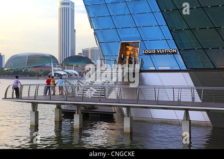 Glowing logo of Louis Vuitton store by Marina Bay, Singapore – Stock  Editorial Photo © efired #161726134