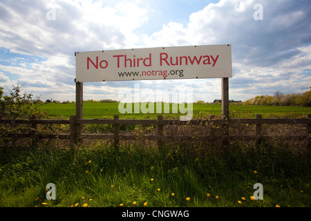'No Third Runway' sign on Sipsen Road,  location for for the third runway at Heathrow Airport. Stock Photo