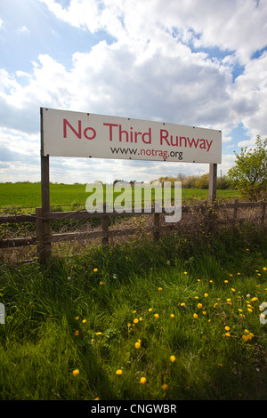 'No Third Runway' sign on Sipsen Road,  location for for the third runway at Heathrow Airport. Stock Photo