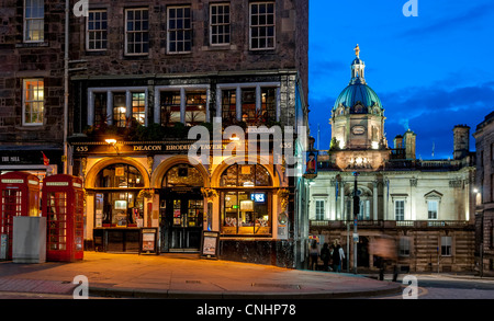 The famous Deacon Brodies pub on the Royal Mile in Edinburgh, Scotland, street scene Stock Photo