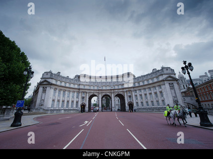 Admiralty Arch The Mall London, UK under brooding skies mounted policemen security Stock Photo