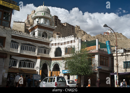 Friday mosque (Jama Masjid) - the largest one in the center of Leh and tibetan shrines, temples, monasteries on the hills around Stock Photo