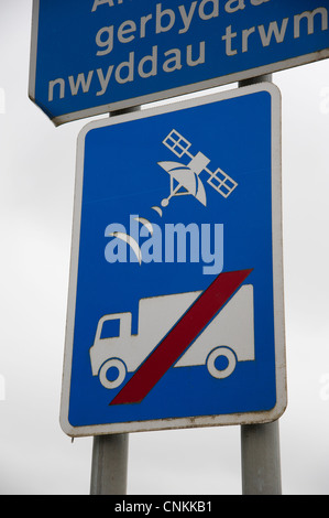 Sat Nav warning sign on road unsuitable for heavy goods vehicles Stock Photo