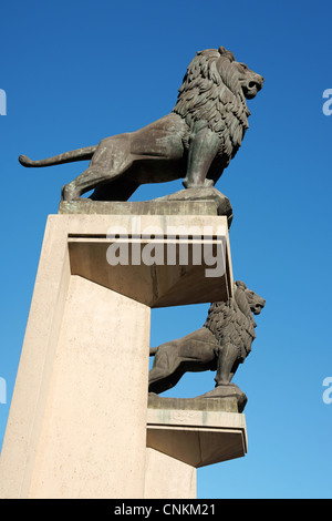 Bronze lion statues at the entrance of the Stone Bridge (Puente de Piedra) over river Ebro in Zaragoza, Spain. Stock Photo