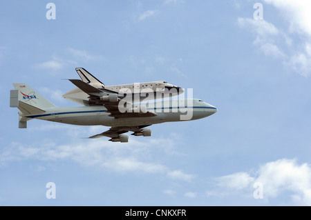 Space shuttle Discovery flies over Washington, D.C. on it's way to the Smithsonian National Air and Space Museum's Virginia Stock Photo