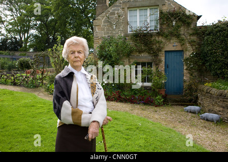 5/5/09 Edensor Derbyshire - Deborah,  Duchess of Devonshire at her home in Edensor Stock Photo