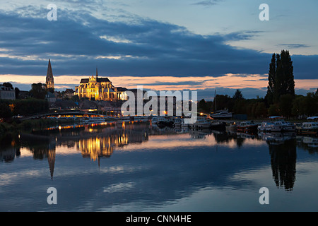 River Yonne and Cathedral Saint Etienne, Auxerre, Bourgogne, Yonne, France Stock Photo