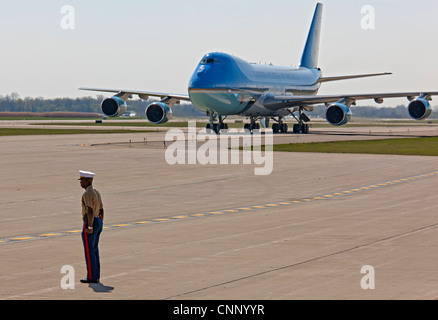 Detroit, Michigan - A Marine stands guard as President Barack Obama arrives at Detroit Metro Airport on Air Force 1. Stock Photo