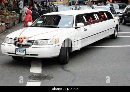 Wedding Lincoln limousine in New York City, USA Stock Photo