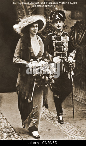 Ernest Augustus III, 17.11.1887 - 30.1.1953, Duke of Brunswick 2.11.1913 - 8.11.1918, full length, with wife Victoria Louise, picture postcard, Curt Oberat, Wolfenbuettel, circa 1914, Stock Photo