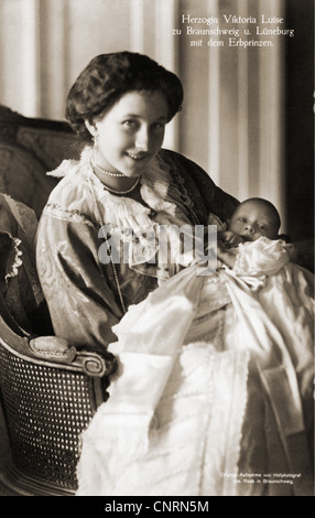 Victoria Louise, 13.9.1892 - 11.12.1980, Duchess of Brunswick 2.11.1913 - 8.11.1918, with her son Heditary Prince Ernest Augustus (IV), picture postcard, Ernst Raab, Brunswick, 1914, Stock Photo