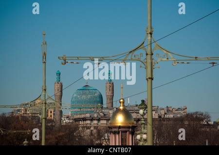 Russia, Saint-Petersburg,The Saint Petersburg Mosque,Tróitskaya chapel, Orthodox cross and the Islamic crescent Stock Photo