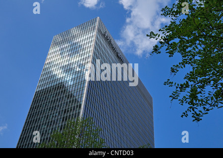 25 Bank Street from Jubilee Park, Canary Wharf, East London E14, United Kingdom Stock Photo