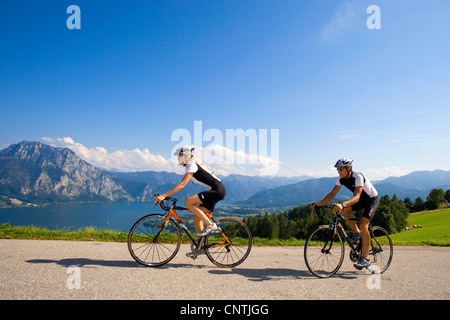 man and woman with racing bikes on a tour in the alpine mountains, with lake Traunsee behind, Austria, Upper Austria, Gmunden Stock Photo