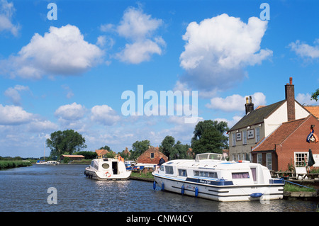 United Kingdom, Great Britain, England, Norfolk, Norfolk Broads, Riverside Pub on the River Bure at Stokesby Stock Photo