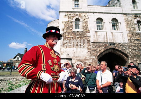 England, London, Tower of London, Beefeater in State Dress giving Guided Tour to Tourists Stock Photo