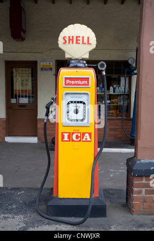 Old fashioned Shell Petrol pump Stock Photo