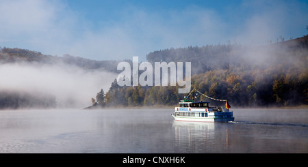excursion boat on Henne storage lake in morning mist, Germany, North Rhine-Westphalia, Sauerland, Meschede Stock Photo