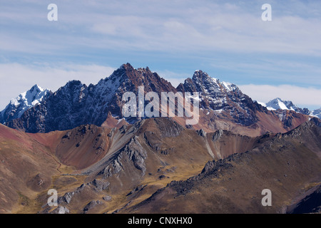 view from the Punta Cuyoc (5030 m) at the Cerro Rosario Punta (4518 m), Peru, Andes, Cordillera Huayhuash Stock Photo