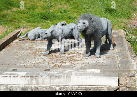 Tower of London galvanized wire mesh lions by Kendra Haste 2010 to commemorate the Royal Menagerie 1255 to 1835 then London Zoo Stock Photo