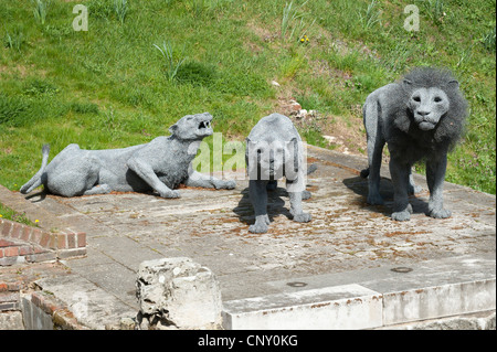 Tower of London galvanized wire mesh lions by Kendra Haste 2010 to commemorate the Royal Menagerie 1255 to 1835 then London Zoo Stock Photo
