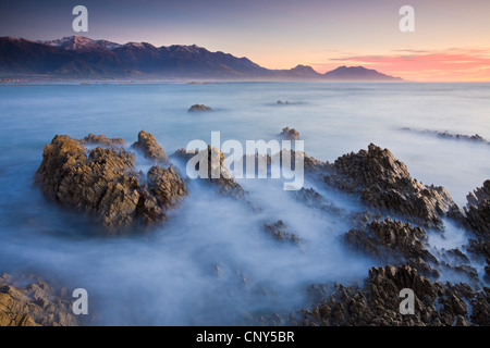 Dawn over the Seaward Kaikoura Mountain range from Kaikoura Peninsula, South Island, New Zealand. Autumn (May) 2007 Stock Photo