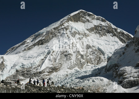 Trekkers in the Everest Base Camp (5,364 m) in Khumbu region in the Himalayas, Nepal. Stock Photo