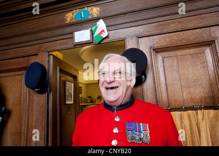 Chelsea Pensioner, Ex-Serviceman outside his pensioners 'birth' at The Royal Hospital Chelsea, Chelsea, London, England, United Kingdom Stock Photo