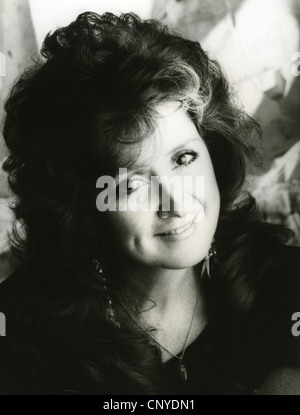 BONNIE RAITT US Blues musician in 1991 with husband Michael O'Keefe ...