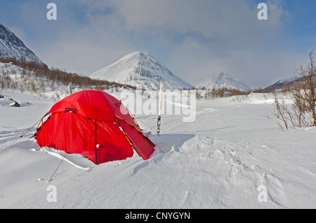 tent in the valley Vistasdalen, Kebnekaise Fell, Sweden, Kebnekaise fjaellstation, Lapland, Norrbotten Stock Photo