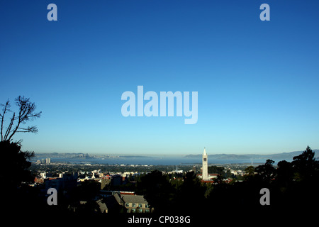 SATHER TOWER BERKELEY GOLDEN GATE BRIDGE BERKELEY UNIVERSITY OF CALIFORNIA USA 06 October 2011 Stock Photo