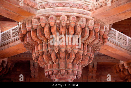 Fatehpur Sikri, Uttar Pradesh, India. The Throne Pillar in the Diwan-i-Khas (Hall of Private Audience). Stock Photo