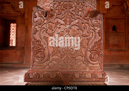 Fatehpur Sikri, Uttar Pradesh, India. Decorative Carvings in Stone Pillar of the Diwan-i-Khas (Hall of Private Audience). Stock Photo