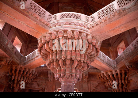 Fatehpur Sikri, Uttar Pradesh, India. The Throne Pillar in the Diwan-i-Khas (Hall of Private Audience). Stock Photo
