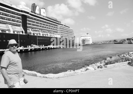 Bonaire Dutch: Bonaire, Papiamentu: Boneiru) is a Caribbean island that, with the uninhabited islet of Klein Bonaire Stock Photo