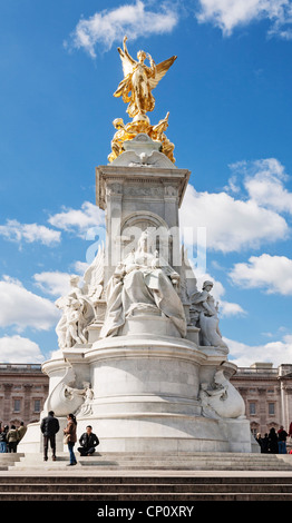 Queen Victoria memorial outside Buckingham Palace, The Mall, London, England Stock Photo