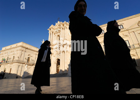 Siracuse. Sicily. Italy. Island of Ortygia. Piazza del Duomo. Stock Photo
