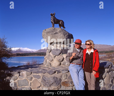 Couple by New Zealand Collie Sheepdog statue, Lake Tekapo, Mackenzie District, Canterbury Region, South Island, New Zealand Stock Photo