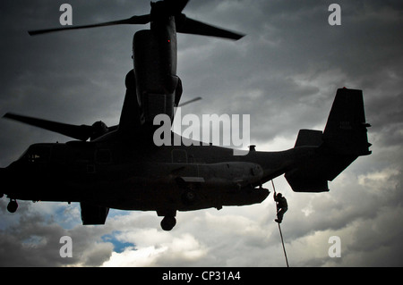 US Army special operation forces fast-rope from a V-22 Osprey aircraft during a training mission July 11, 2009 at Butts Army Air Field, Colorado. Stock Photo