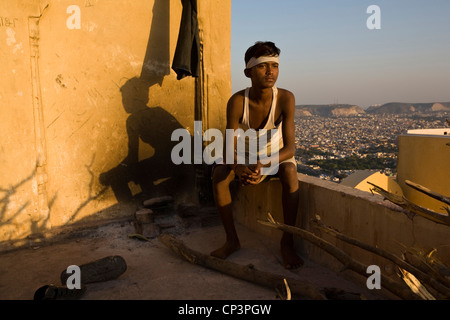 Portrait of a builder restoring the ramparts around the Nahargarh Fort, Jaipur, India Stock Photo