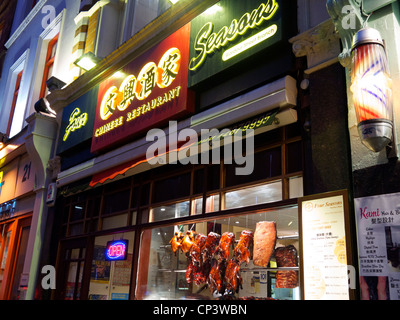 Chinese restaurant with ducks hanging in the window in Chinatown, London Stock Photo