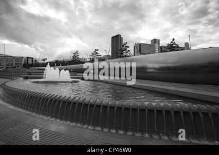 Sheaf square outside Sheffield train station with the water feature and the cutting edge sculpture Stock Photo