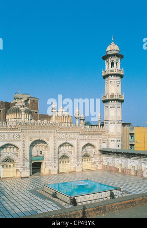 Pakistan - Peshawar. Mahabat Khan mosque, built in 1670 by the Governor of Peshawar under Mughal Emperor Shah Jahan. Stock Photo