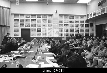 Honolulu Conference on the Vietnam War. President Lyndon Johnson is leaning forward and gesturing toward Nguyen Van Thieu. Stock Photo