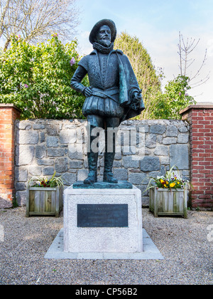 Statue of Sir Walter Raleigh in the small Devon village of East Budleigh, his birth place, Devon, England. Stock Photo